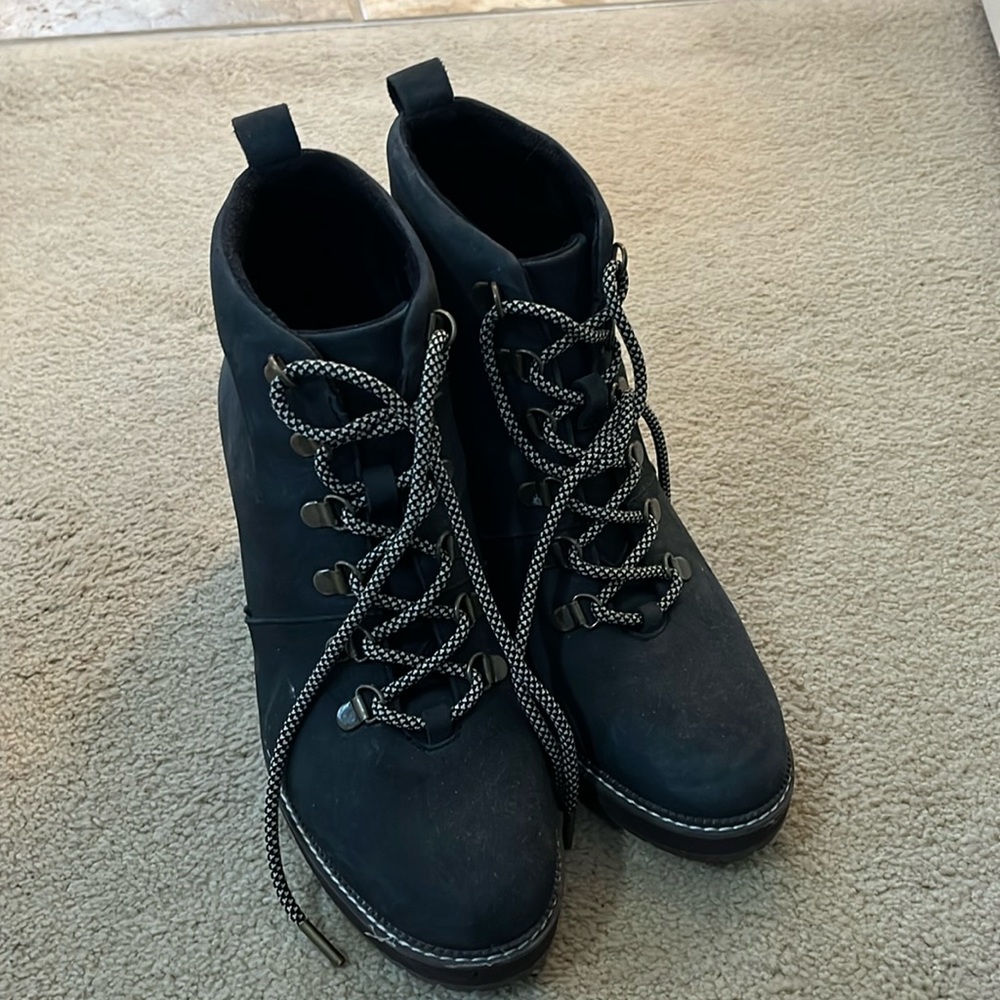 Tom’s wedge boots